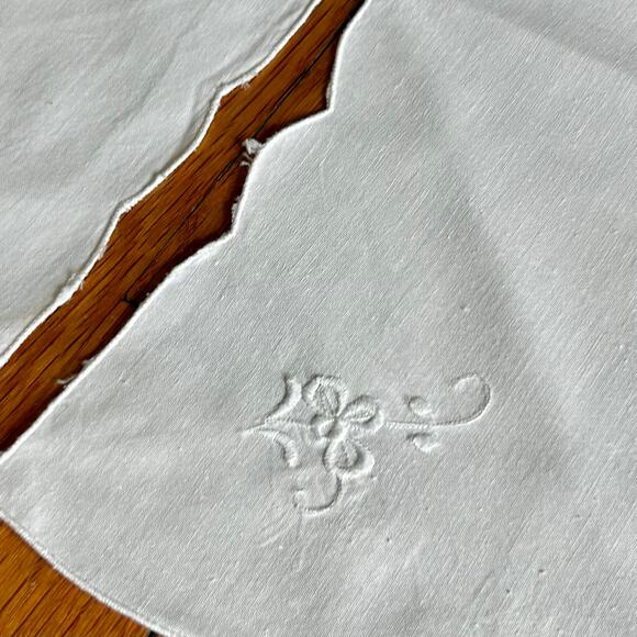 Vintage White Embroidered Cloth Napkins Set of 6 with Scalloped Edges - Picture 5 of 10